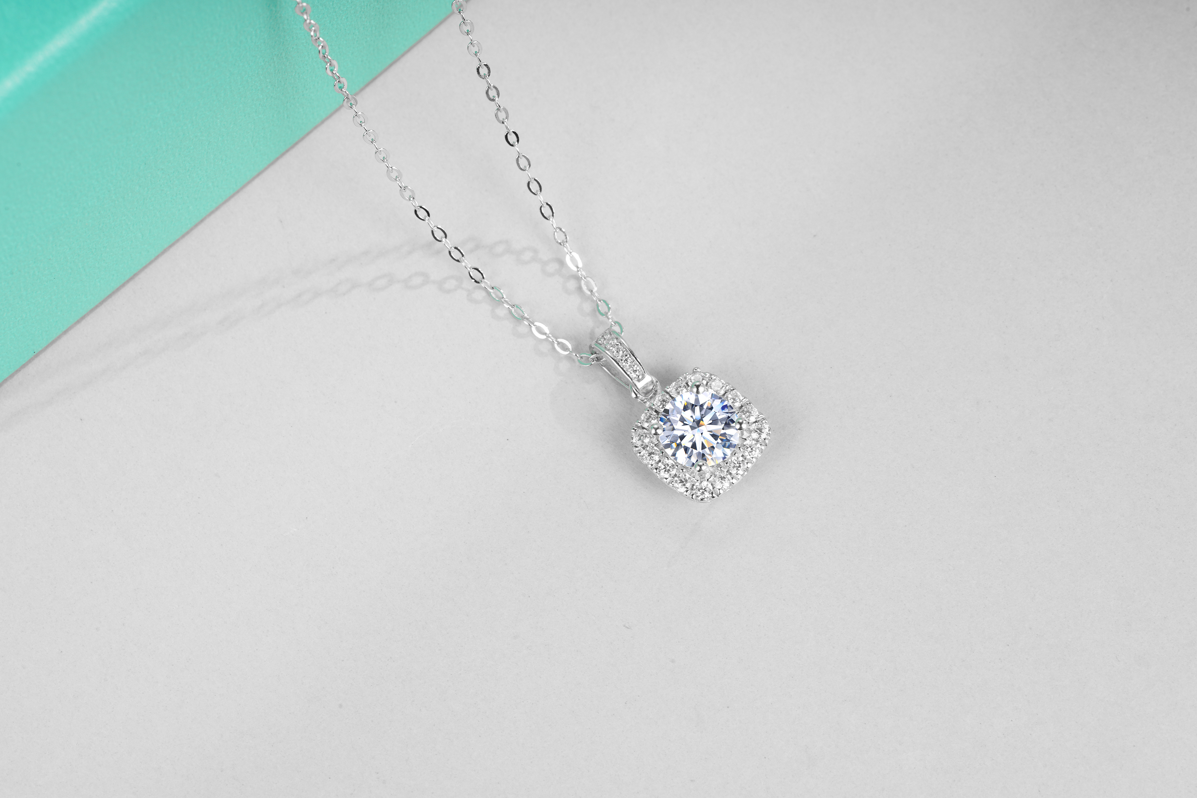 Gorgeous Design 925 Sterling Silver Plated 14K Platinum Moissanite Necklace