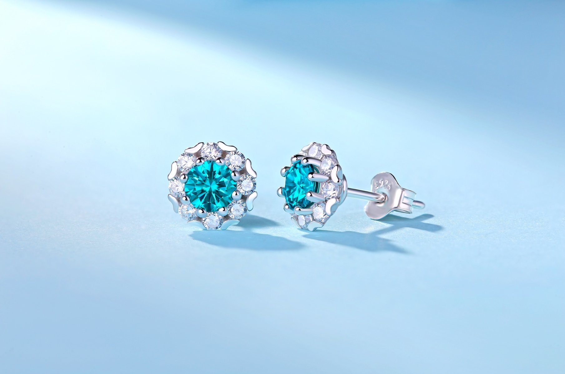 OEM-ODM-Stud-Earring-with-White-Colour-Cushion-Cut-Moissanite-Diamond-Earrings2